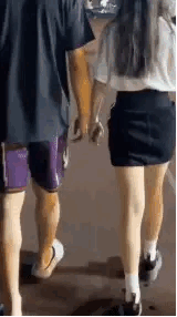 突然有那么一瞬间，我又开始相信爱情了。他们只差一步而已，到底什么时候能牵手成功了