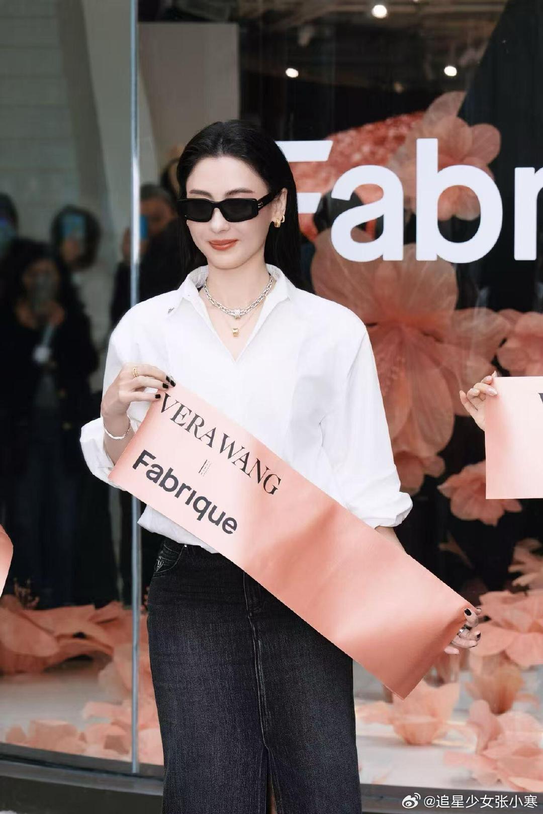 张柏芝上午接儿子下午去剪彩 白衬衫加墨镜，简简单单的搭配愣是穿出了全场最飒的范儿