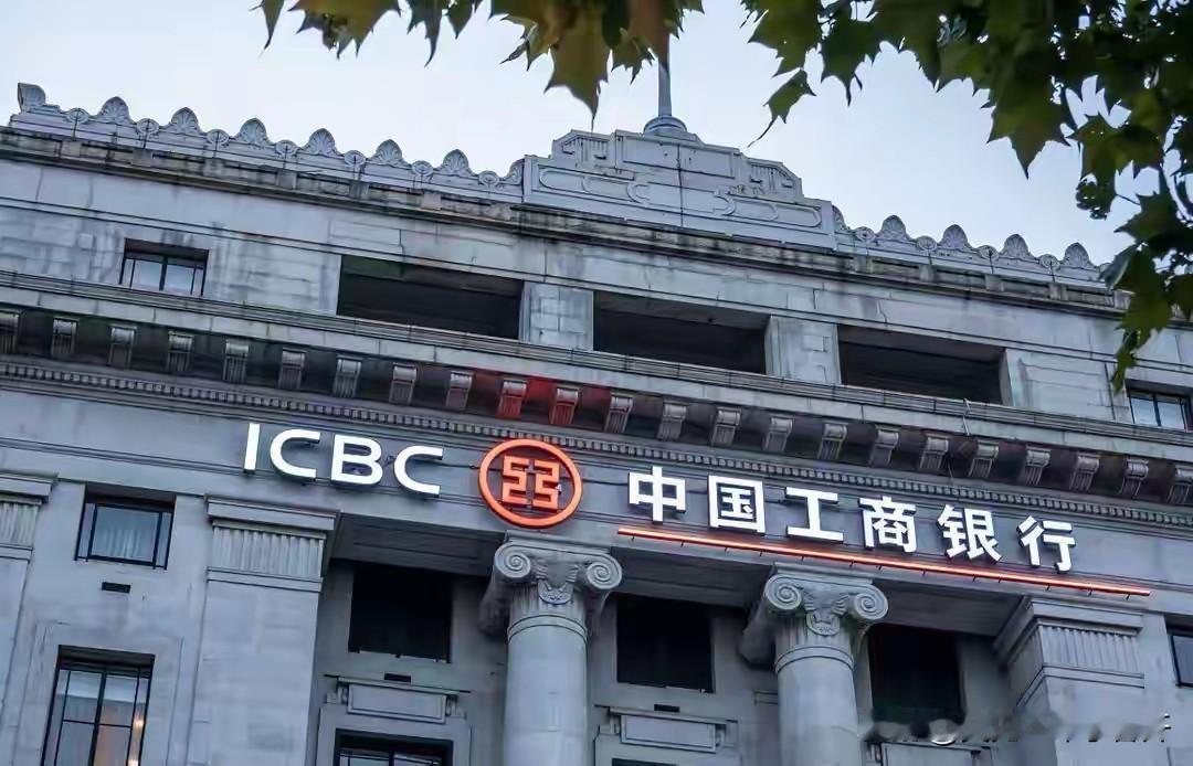 刚才交行柜员说这阵很多老年人去查自己卡里钱怎么被各种软件扣了

去银行转一圈，其