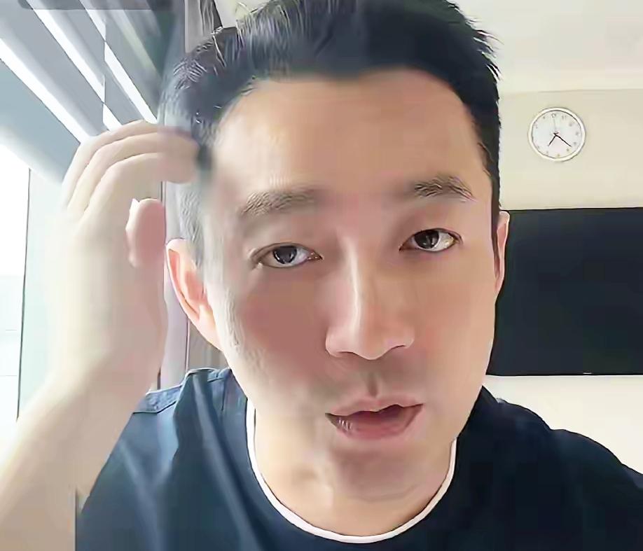 小菲大概怎么也没想到，只是在直播间对亲妈口不择言，自己的路人缘会掉得这么快。
他