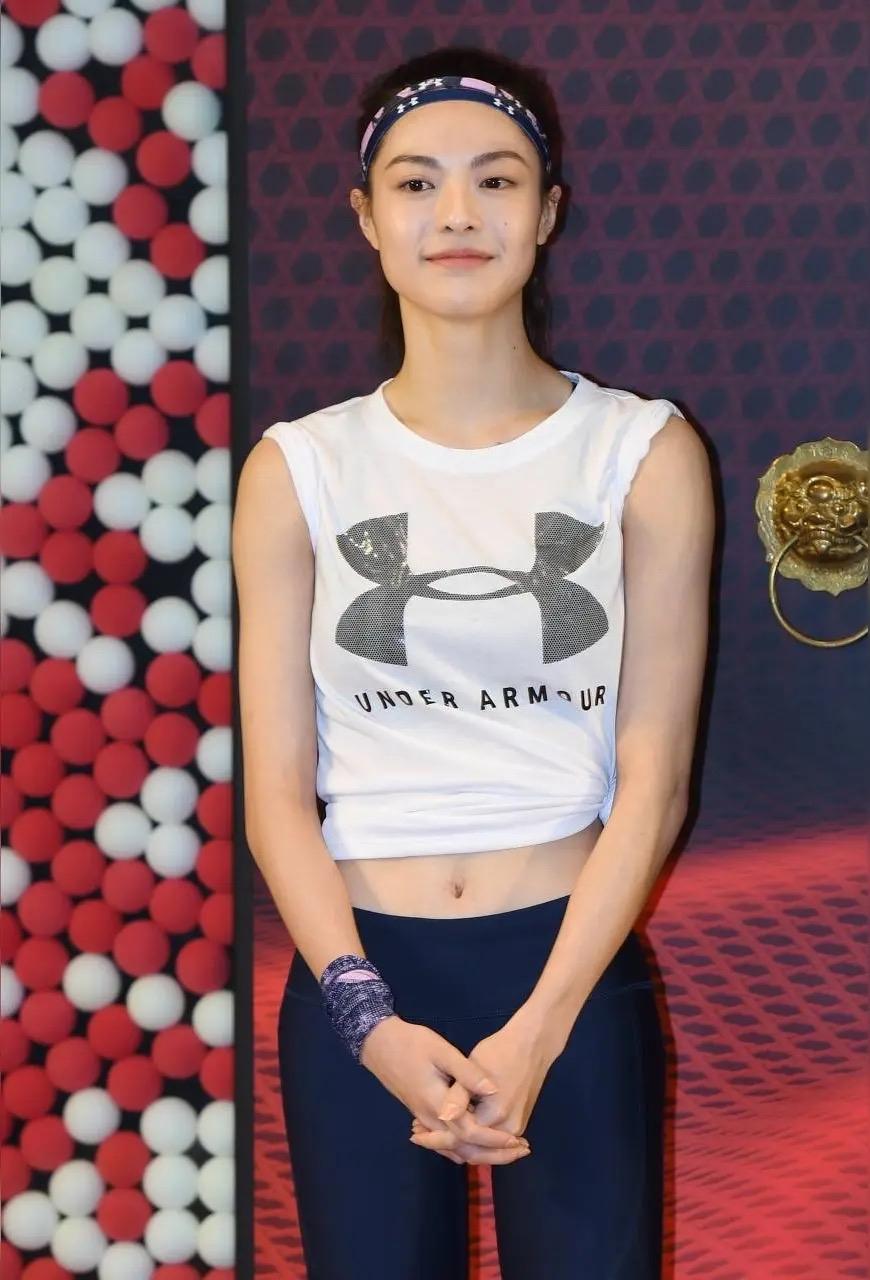 钟楚曦白色衣服是什么牌子的？