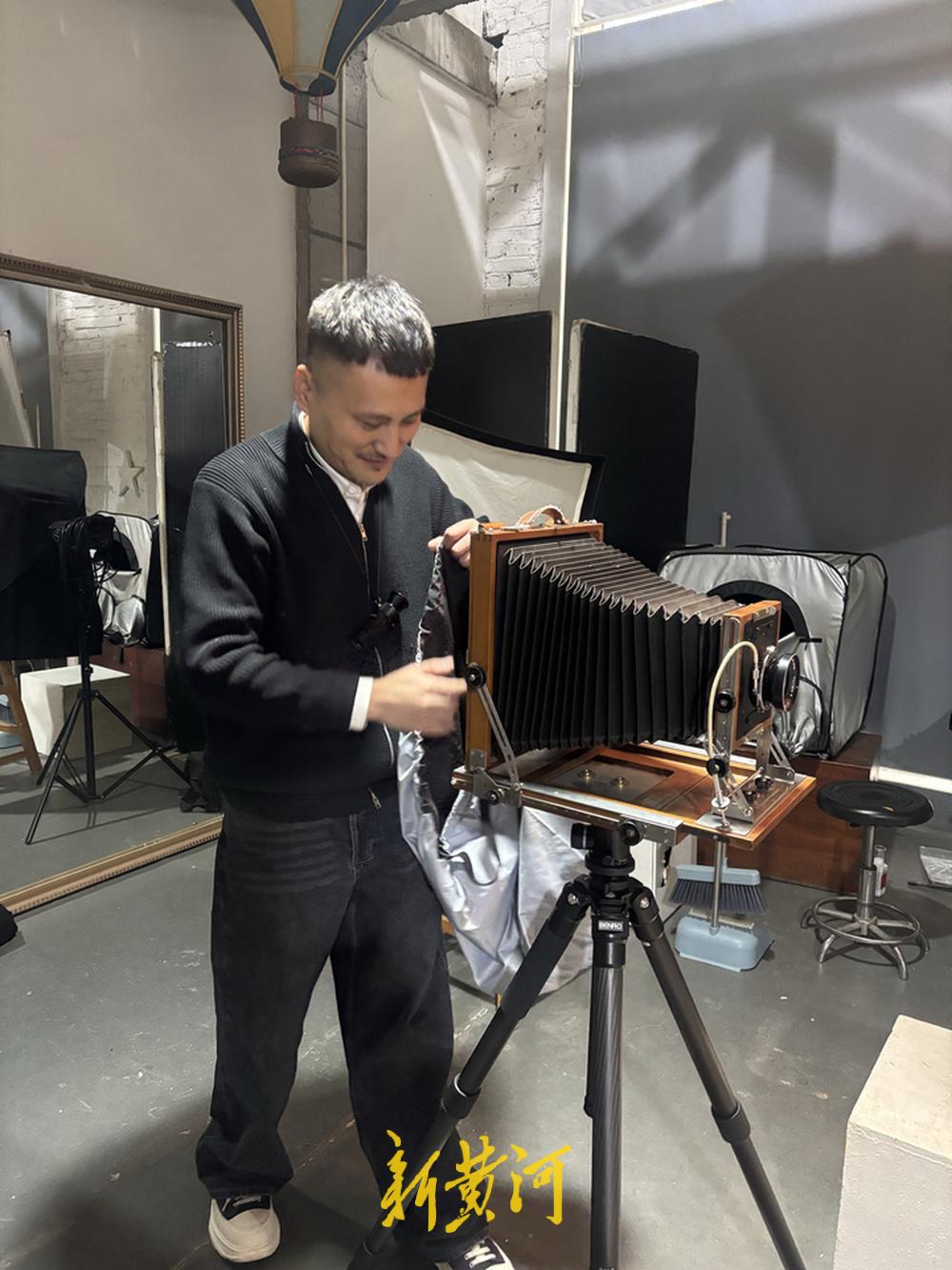 “按下快门的瞬间，就能期待十分钟后的惊喜，亲手冲洗出属于自己的胶片，这种感觉比手