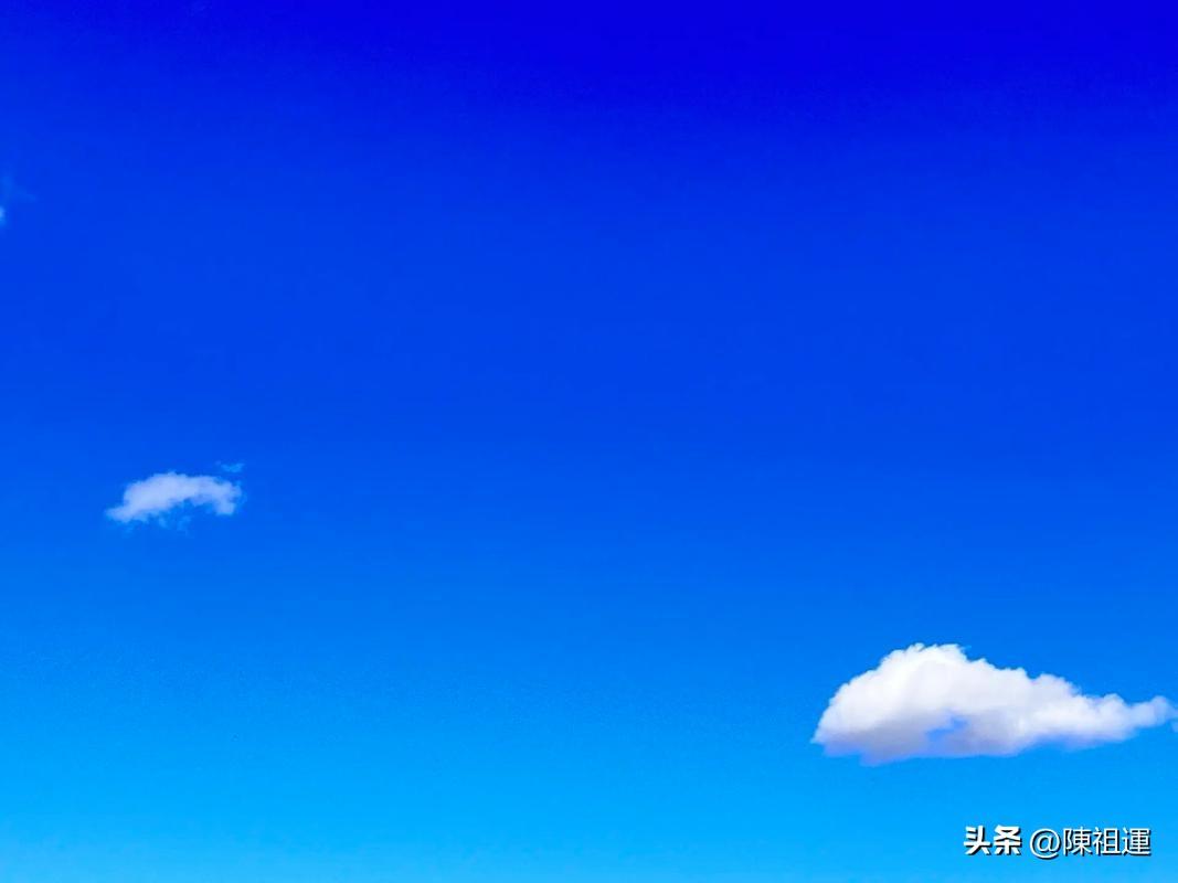 街道上，行人们也都沐浴在这湛蓝的天空下，脸上洋溢着惬意的笑容。孩子们在公园里嬉笑