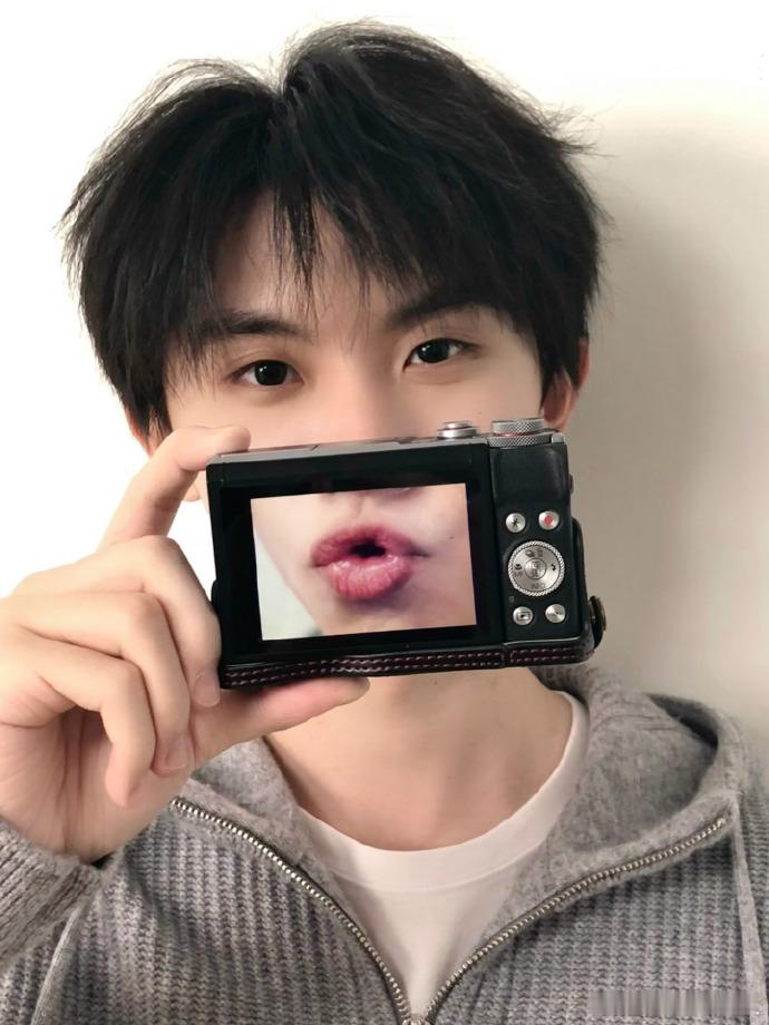 马嘉祺说假期快乐马嘉祺嘟嘴wink 马嘉祺的假期惊喜已送达，发布嘟嘴wink l