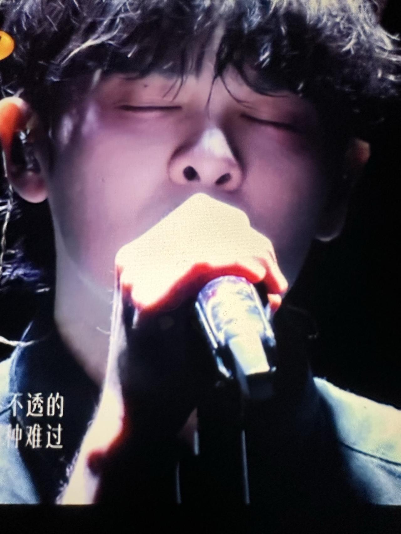 今晚尤长靖的舞台，我直接给满分！
不是因为他飙了多高的音、使了多大的劲，而是我听