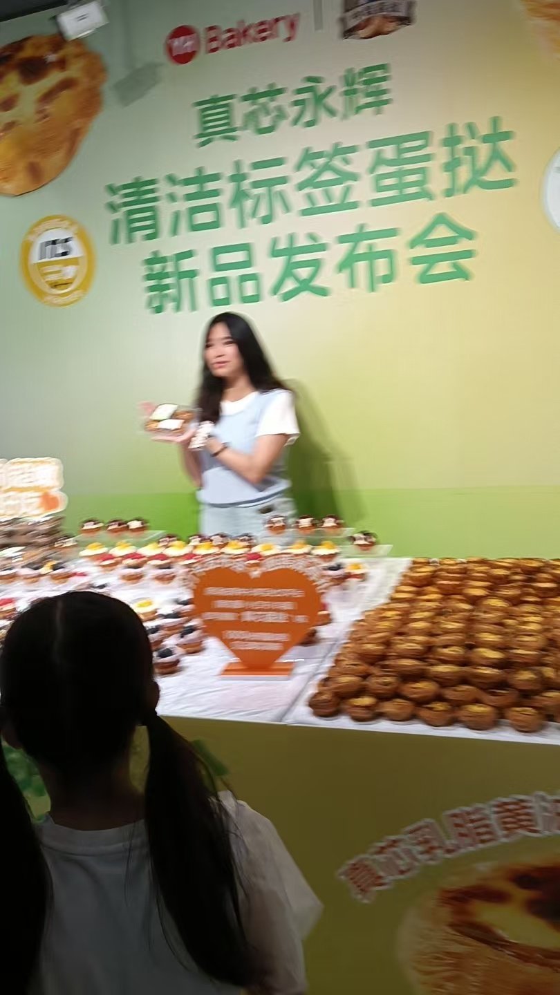 广州必吃的清洁标签真芯蛋挞 老广的早茶桌上怎能少了它！刚出炉时酥皮簌簌掉渣，咬开