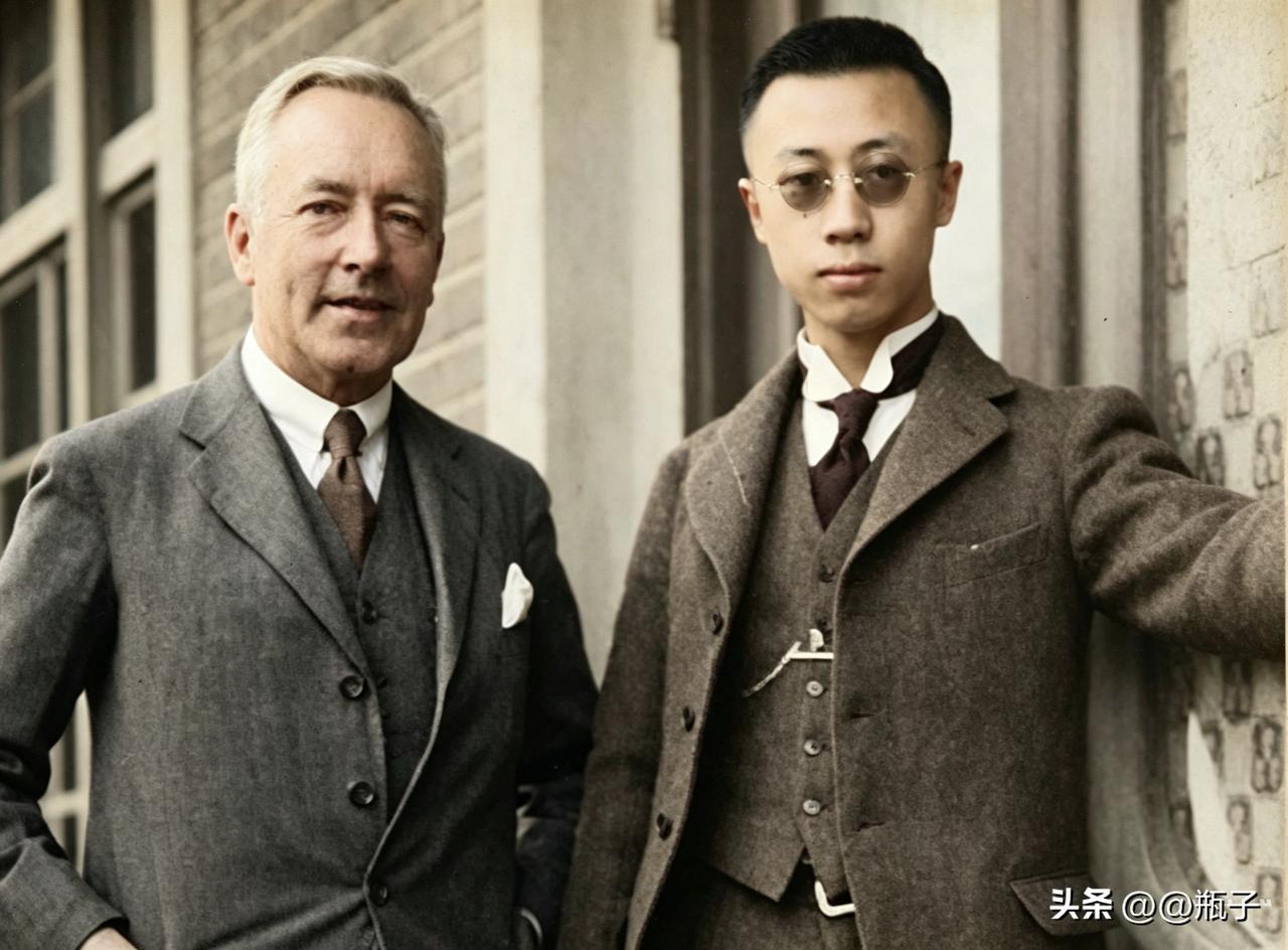 庄士敦和溥仪合影
庄士敦是溥仪的英文老师，他精通汉语，他给溥仪带来大量西洋新事物