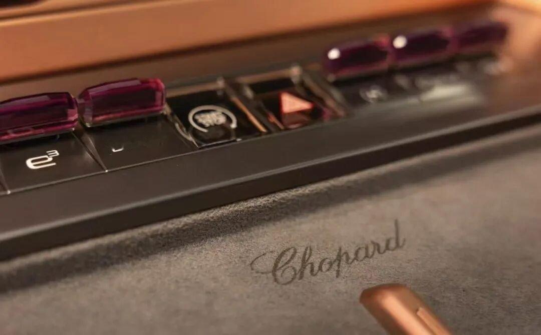 车市热门 日前，腾势Z9 GT Chopard萧邦版官图正式发布，该车是腾势联袂