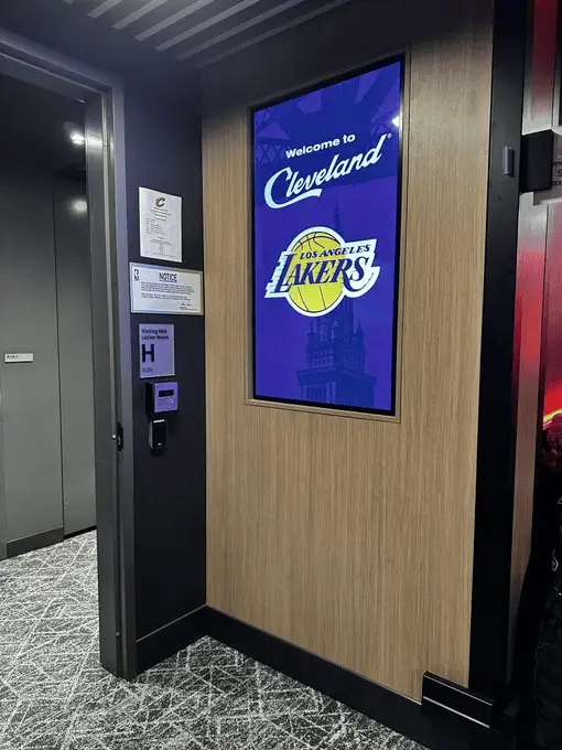 骑士主场更衣室，欢迎湖人的骑士旧将们。湖人vs骑士