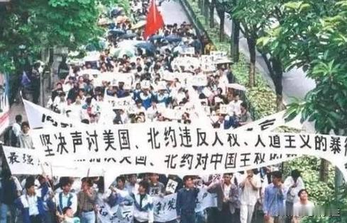 1999年，五月的贝尔格莱德，夜幕下的爆炸声震耳欲聋。中国在南斯拉夫的大使馆在北