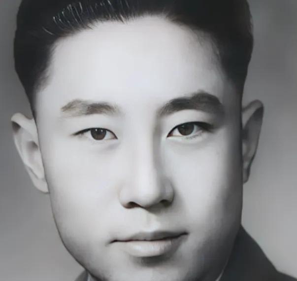 1938 年，特务去小学抓地下党杨文海，谁知刚到校门口，恰巧就碰上了杨文海，特务