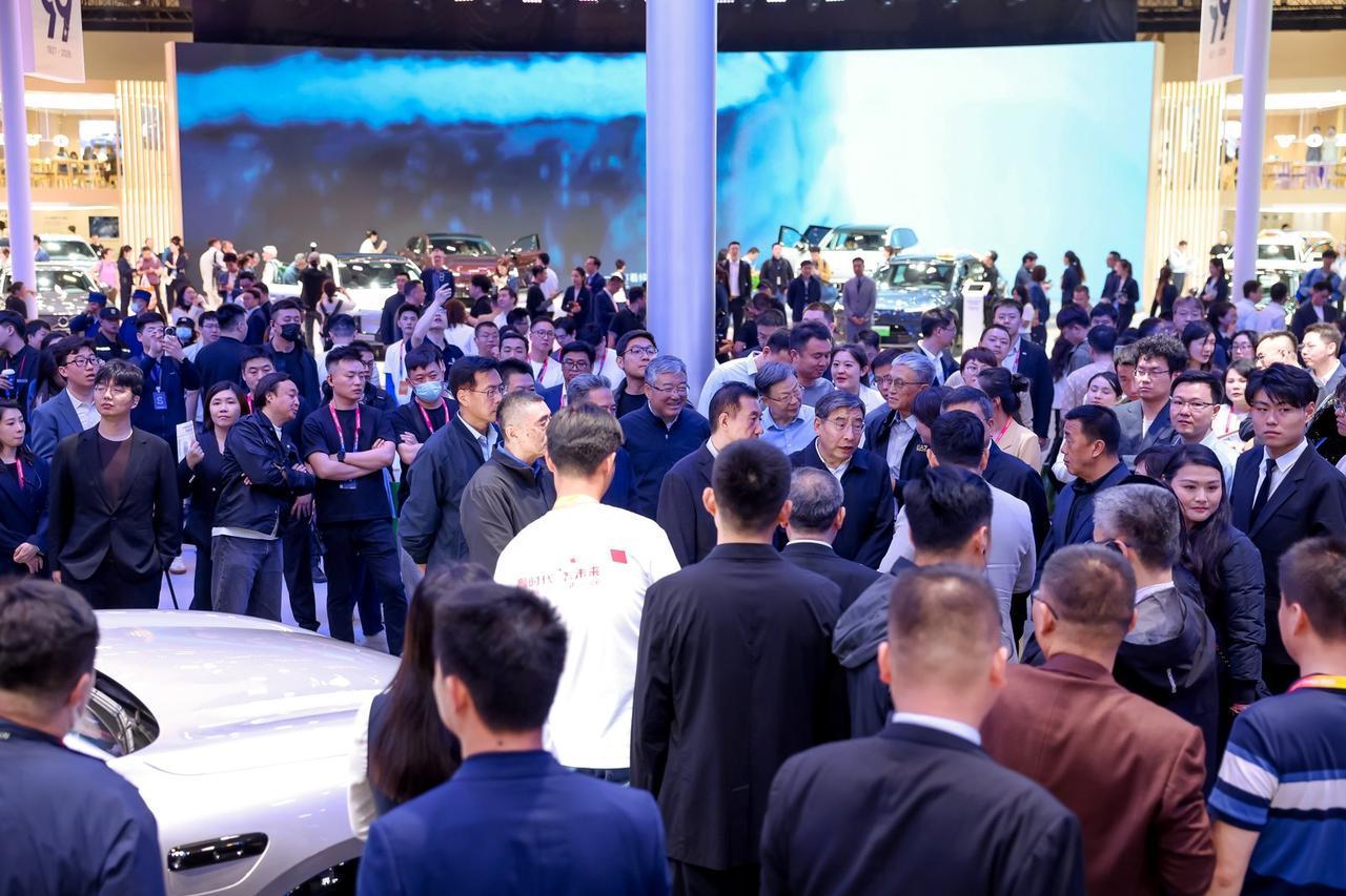 2026北京国际车展上，鸿蒙智行简直成了“顶流”！它搞的《鸿蒙智行会客厅》直播活
