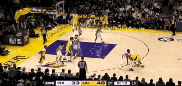 湖人老将勒布朗-詹姆斯真是太霸道了！在今天进行的湖人和76人的次节比赛中，詹姆斯