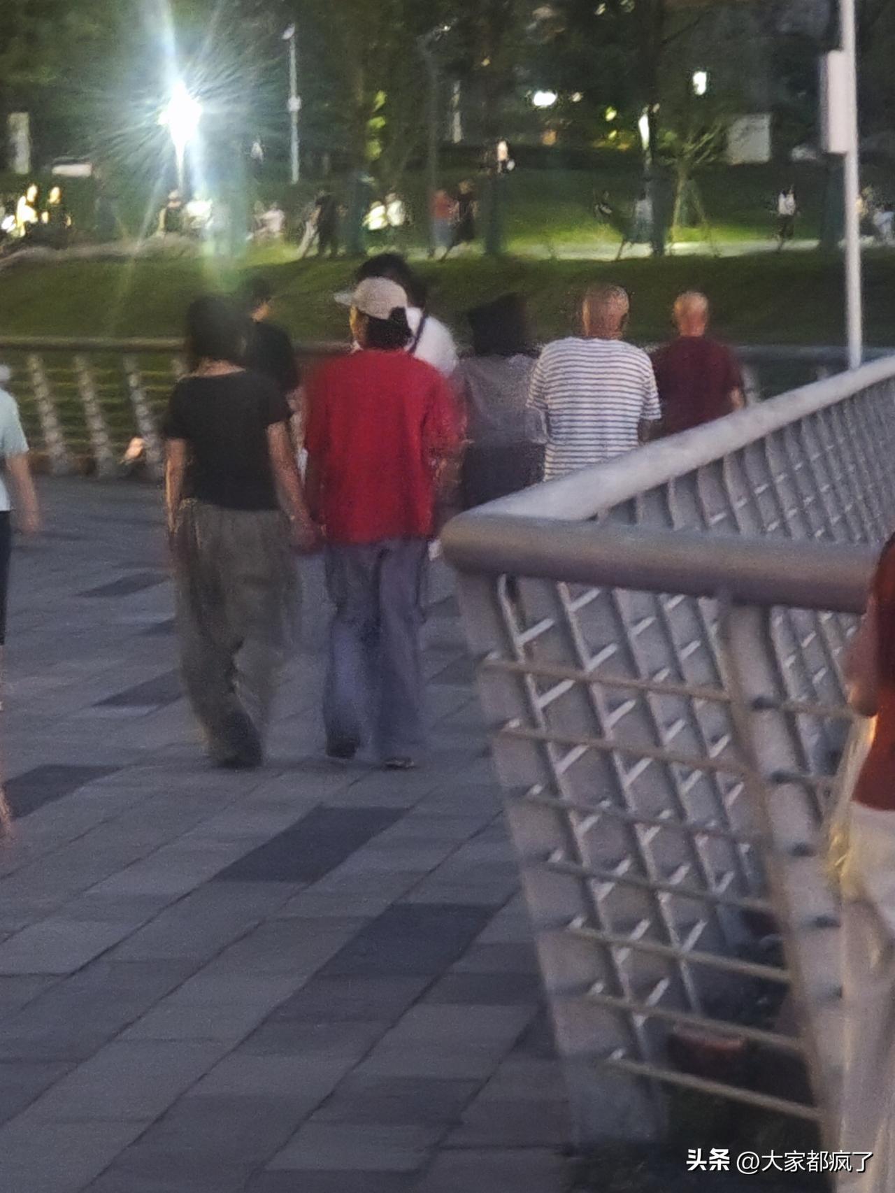 两个男生打扮成这样，还手牵手在人群中走！
好看不？