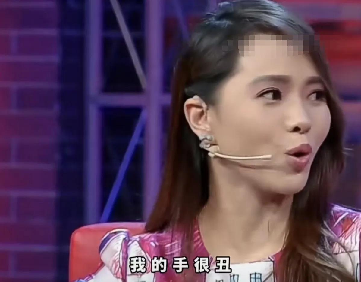 伊能静透露：“我的手很丑，就是特别粗，我用这双手养了我的家，我们家里环境很不好，