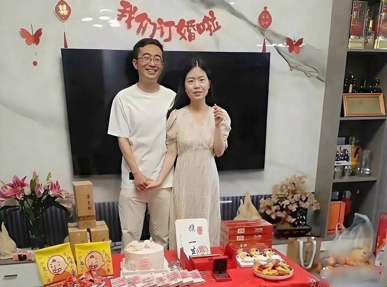 同样是订婚，为什么第一对脸上没有笑容？ 
