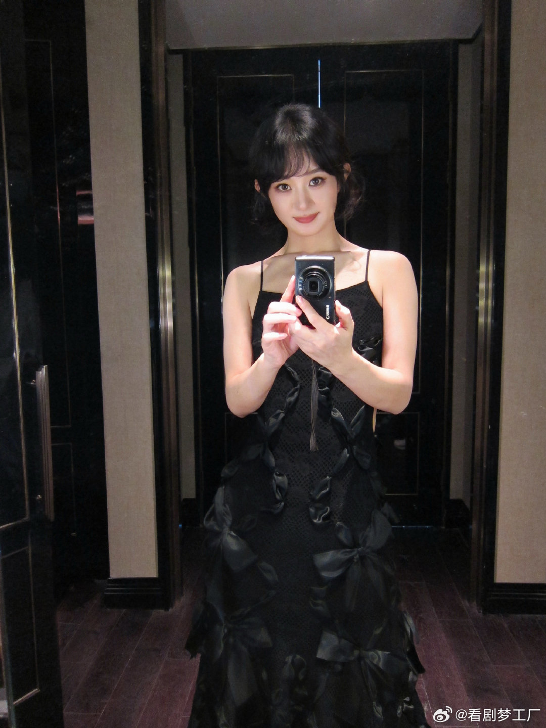 赵丽颖眼里的赵丽颖赵丽颖对镜拍就这样看着你赵丽颖绝美对镜自拍掉落，黑蝴蝶结长裙氛