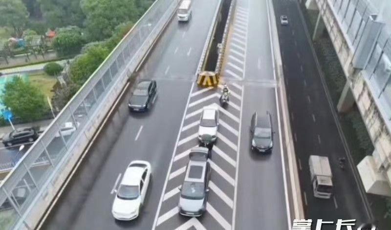 【长沙警用无人机巡守环线快速路 】近日，湘府路洞井路段，两辆轿车发生一起两车追尾