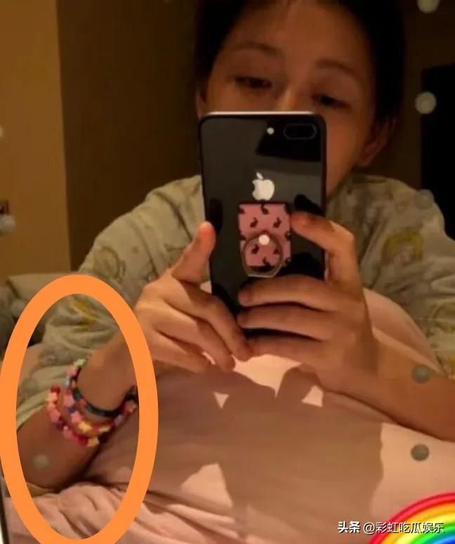 大S还挺接地气的，戴着彩色珠子看起来像小女生一样可爱，她真的是吃得了大餐也能吃糠