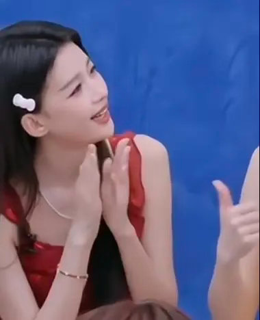 这个我当时就有点破防面对丫丫自荐队长这块老怡充满欣赏的眼光夸夸没当上隔着一个人还