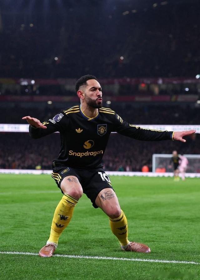 🏆 曼联3-2逆转阿森纳的背景在英超比赛中，曼联客场以 3-2 战胜阿森纳，由