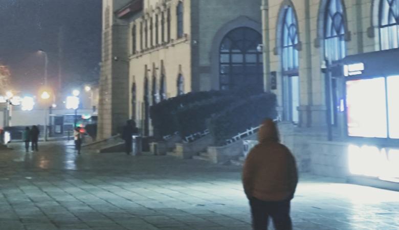 来是还是少年，离别已是中年，爱这座城市，陪了我12年