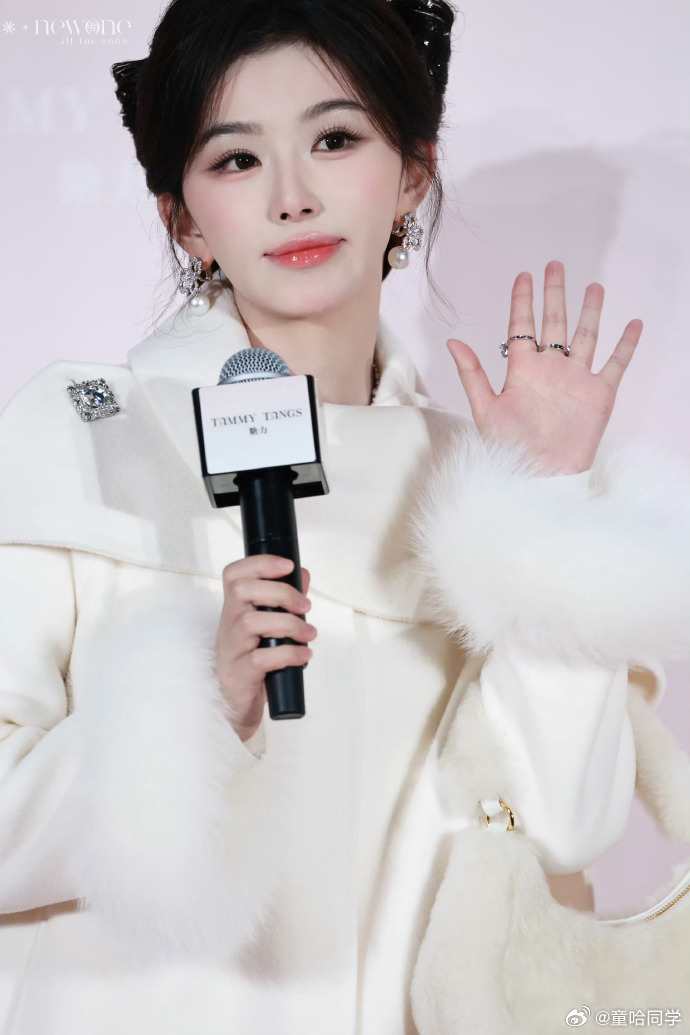 孔雪儿头上有两个妙脆角孔雪儿萌成这样本来只是随手刷活动路透，结果被这个可爱造型牢
