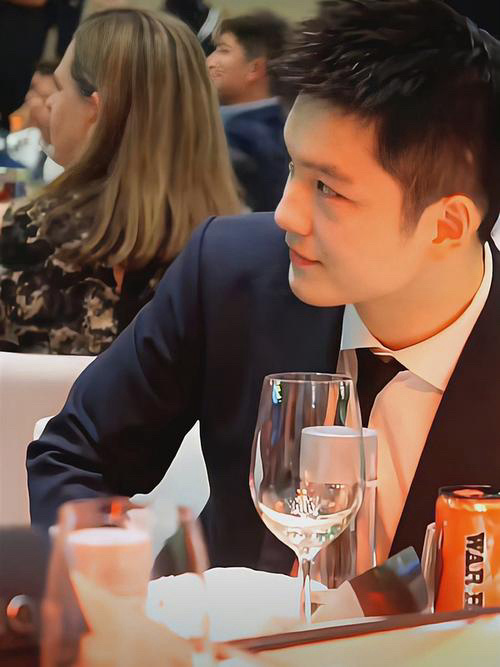 西装的优东 好帅 