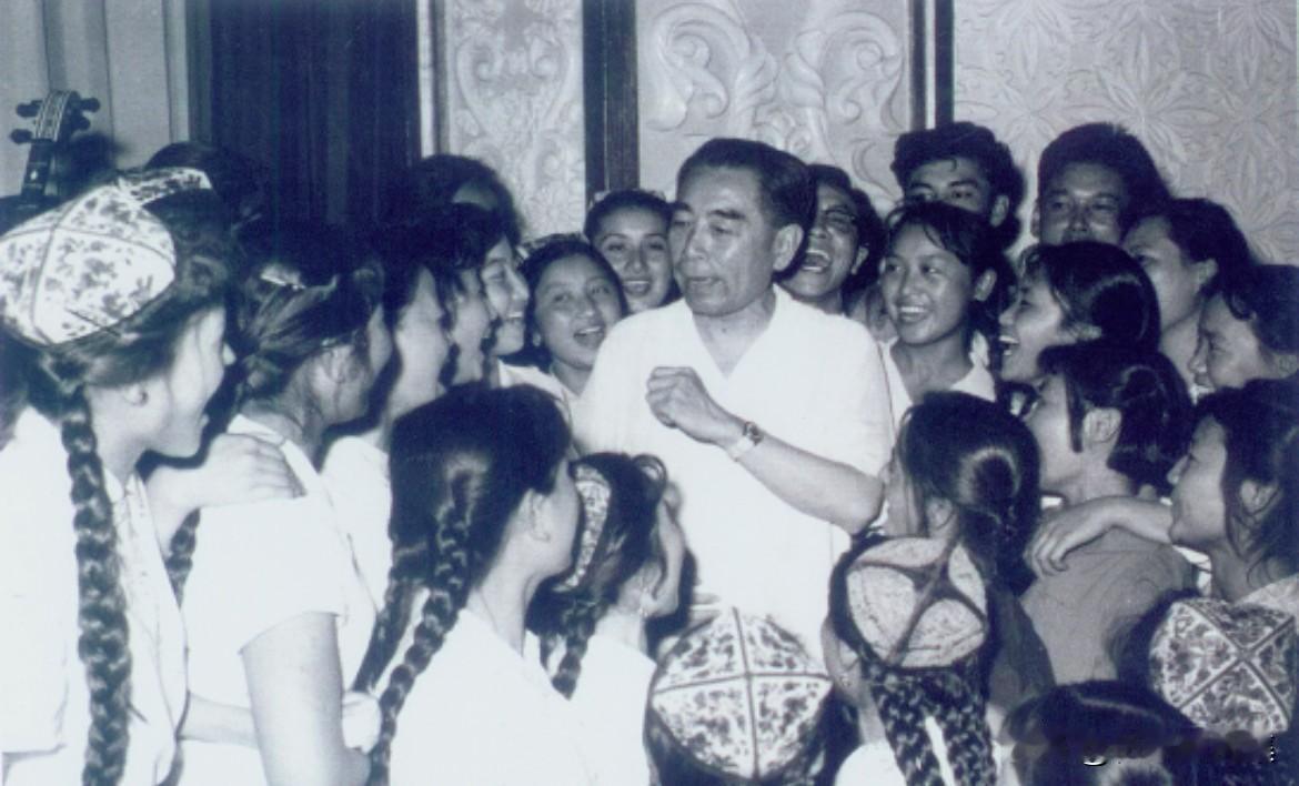 1965年7月5日下午，周恩来总理在新疆石河子垦区视察期间，与当地各族群众联欢。