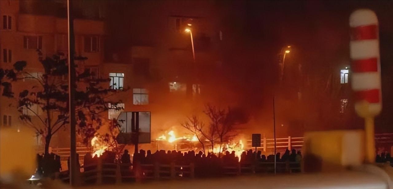 暗流涌动的国际局势正将全球目光切割成三个焦灼的断面。在拉丁美洲，委内瑞拉的经济危