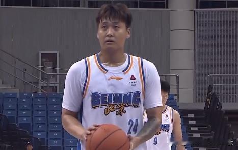 赵睿狂减20斤！下颌线都出来了，这还是那个重型后卫吗？

北京首钢后卫赵睿，这个