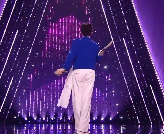 危晋宇青花瓷和企鹅舞适配度声鸣远扬危晋宇的《青花瓷》舞台，一半古风雅致一半企鹅萌