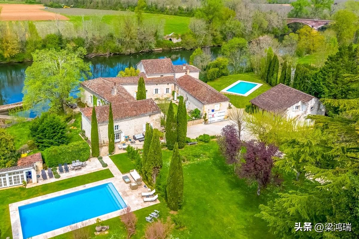 在法国，有人正在出售一座位于洛特河畔的18世纪法国庄园。

主屋共有 27 个房