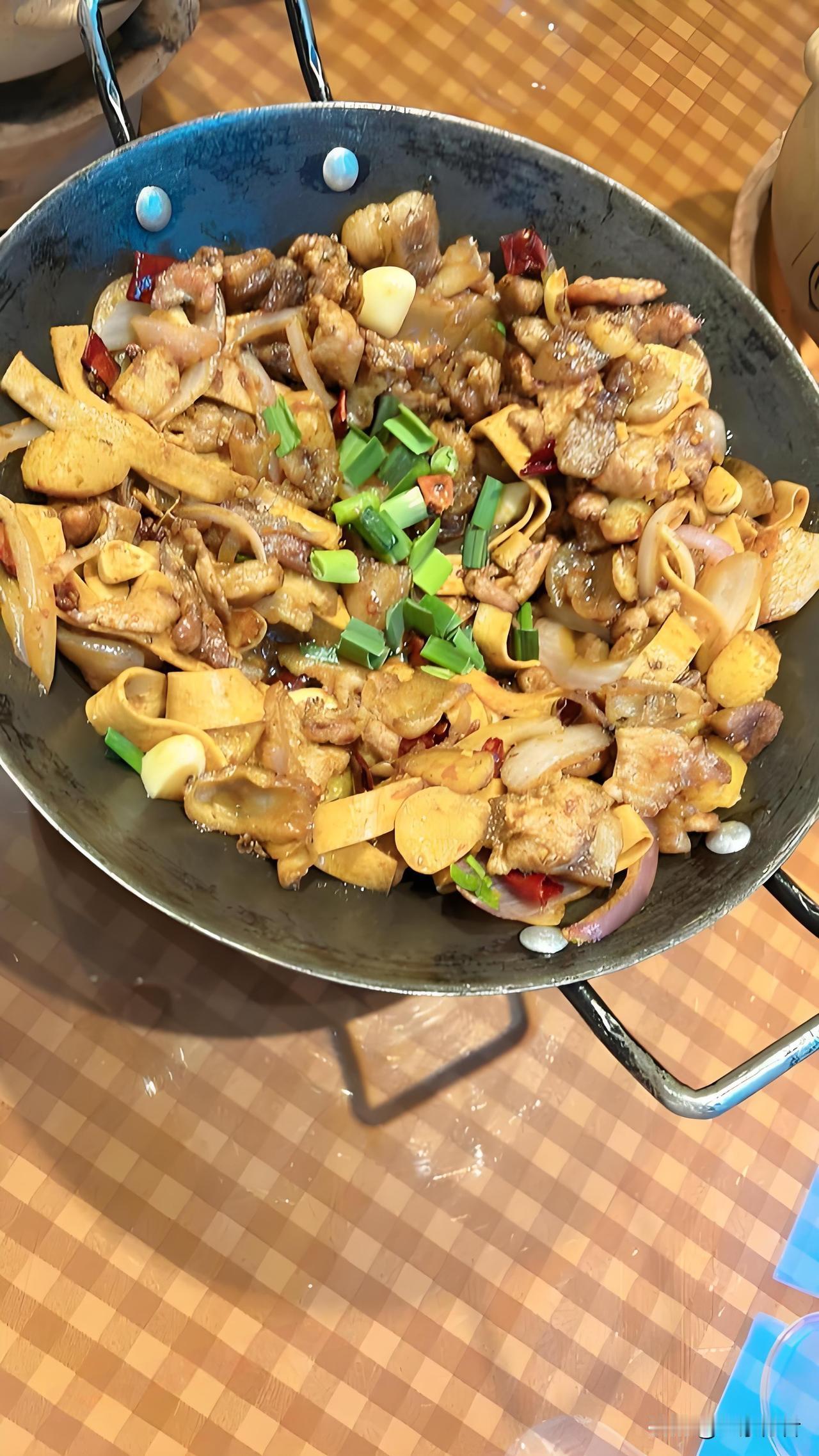 三下锅，你吃过没有？你知道这道菜的食材和做法吗？
传统食材‌：最初的传统三下锅主