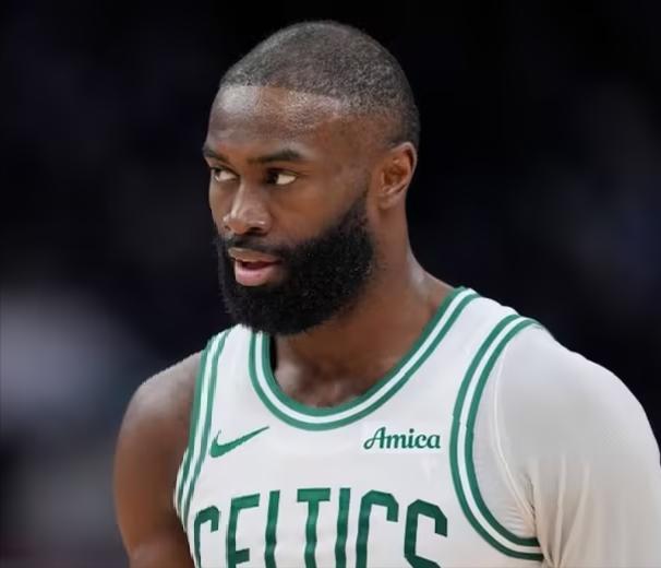 NBA联盟再出重拳！凯尔特人当家球星杰伦-布朗因公开炮轰裁判，被处以5万美元高额
