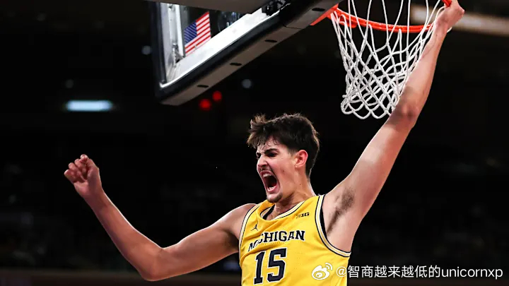 Aday Mara(2005-221cm-C)对阵伊利诺伊大学出场22分钟拿下1