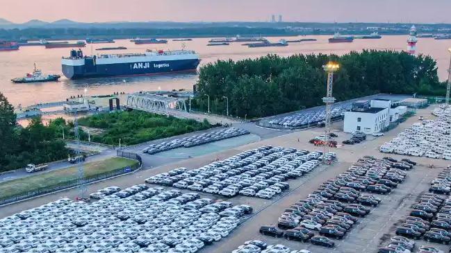 中国造的车，正一群一群地漂洋过海。
《华尔街日报》最近有篇报道，标题很直白：中国
