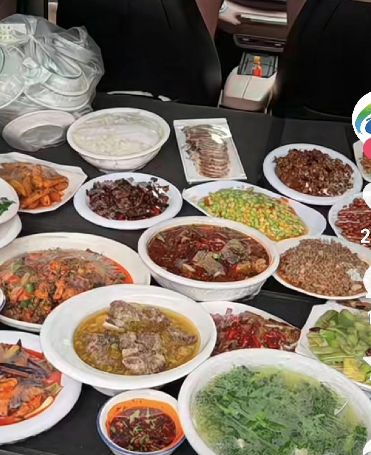 幸福是什么，高速堵车不饿肚子，伙食就是硬，色香味俱全