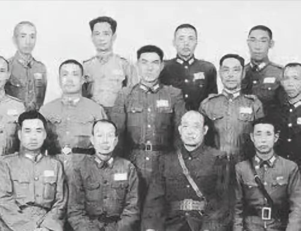 抗战胜利后，作为杂牌部队师长的鲍汝澧想要投奔八路军，但他的部下都不赞成。师参谋长