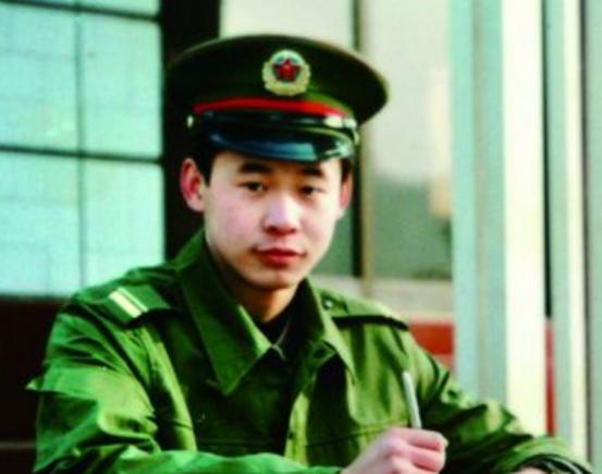 1995年，一个19岁的解放军男孩坐公交车回部队。途中车没油了，司机停下车去加油