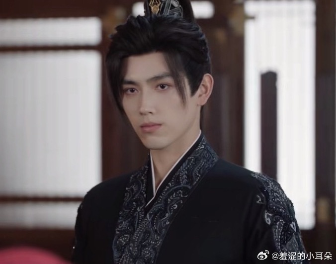 热巴把口红借给陈飞宇一点 