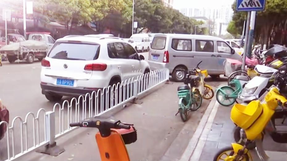 🔥愤怒！车辆任性违停堵死通道，居民回家路寸步难行。小区通道、人行道成“免费停车