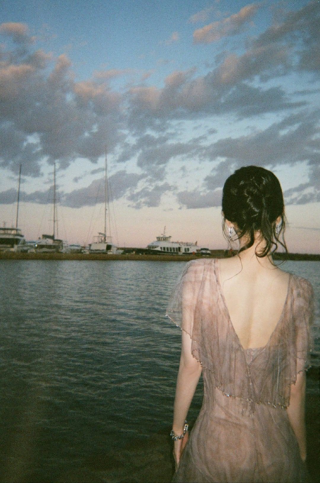 唐嫣   Day16：送糖一首歌那肯定是《别回头》呀~  “别回头，别停留，往前