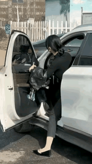 标准身材不用刻意打扮，在日常生活中尽显美丽身姿。女生身材审美