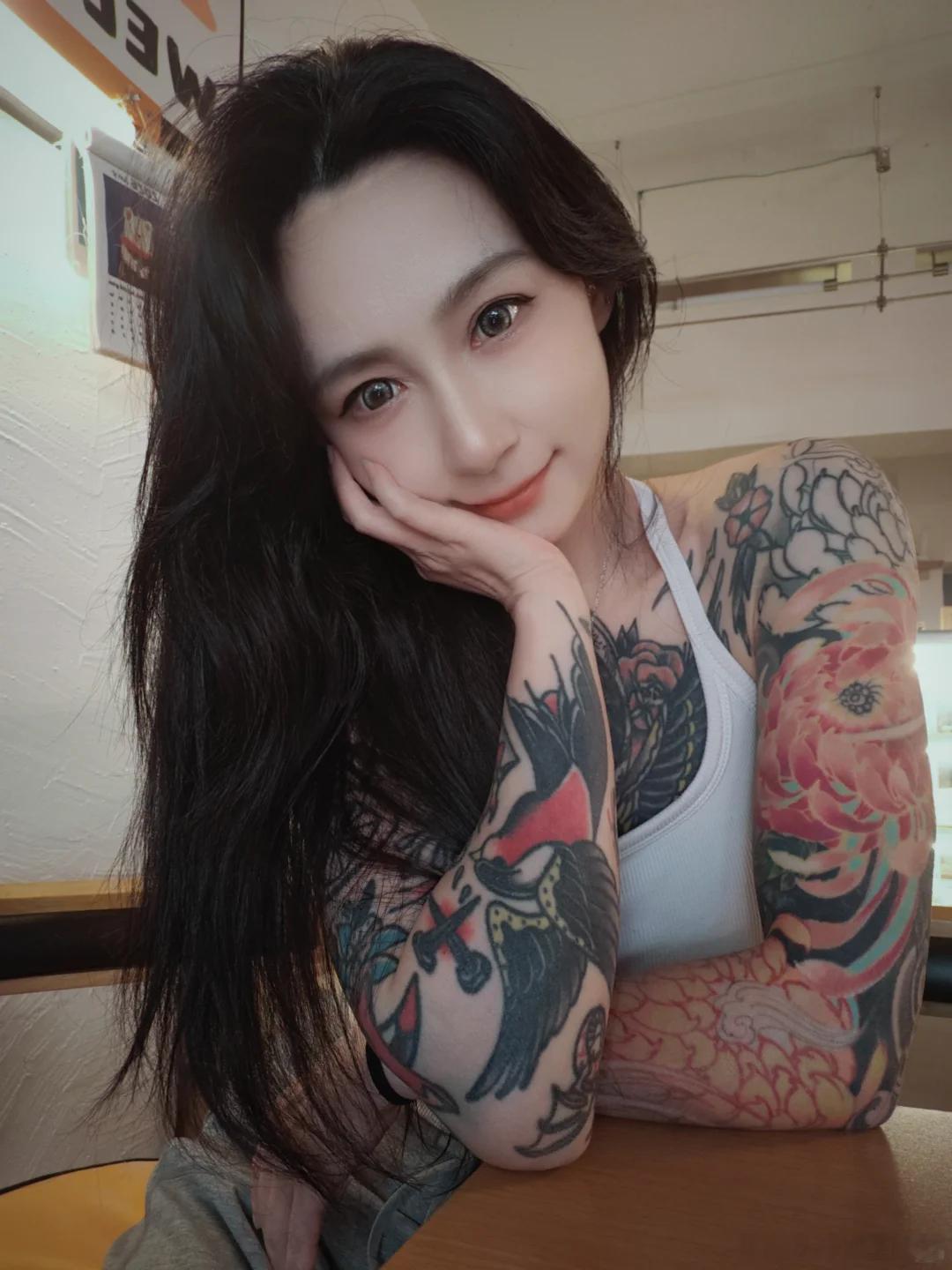 42岁少女，纹身的尽头是健身 