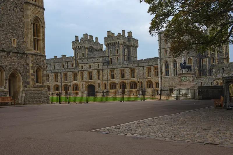 斯塔默被迫向东看寻求新的经济贸易市场，并且是取得了巨大的成就，这引起了美国特朗普