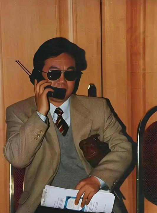 1987年，徐峰在广州购买了一部“大哥大”，成了内地第一个用上移动手机的人，那个