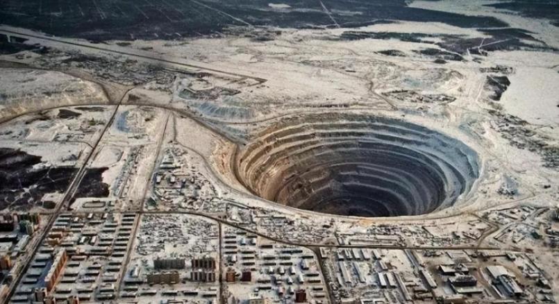 假如从地球中间挖一个洞，把地球挖穿，会是什么样的景象？
这样的场景，苏联的科学家