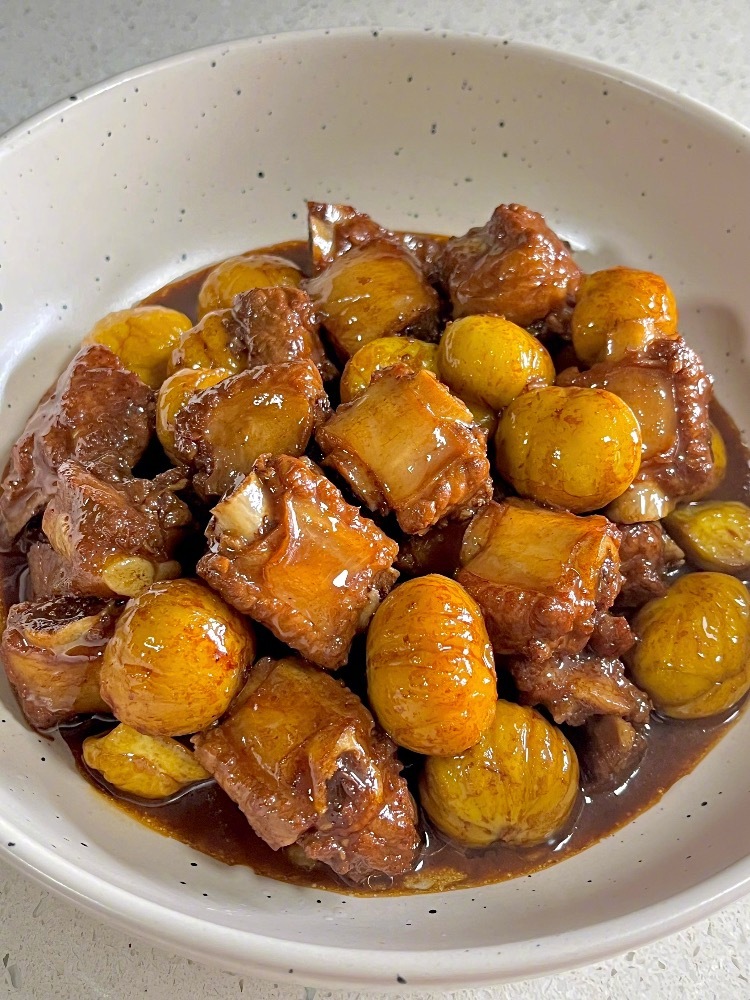 秋天必吃的板栗排骨[馋嘴]软烂入味的排骨搭配甜糯的板栗，每一口都鲜香四溢，汤汁拌