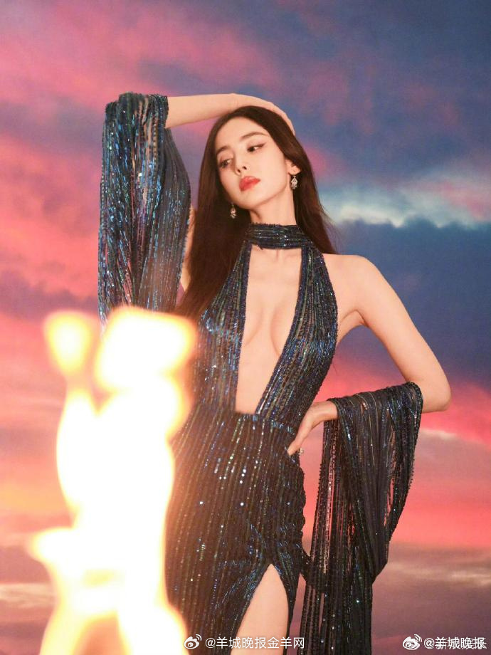 【谁的蓝色妖姬造型最美？】蓝色是极致的浪漫与冷艳，“蓝色妖姬” 造型更是自带神秘